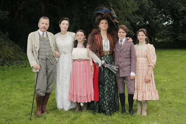 Fabrice Luchini, Valeria Bruni Tedeschi, Lauréna Thellier, Juliette Binoche, Raph, Manon Royère as the Van Peteghems in Bruno Dumont's wild Slack Bay (Ma Loute)